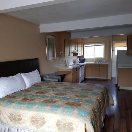Townhouse Inn & Suites Кламат Фолс Экстерьер фото